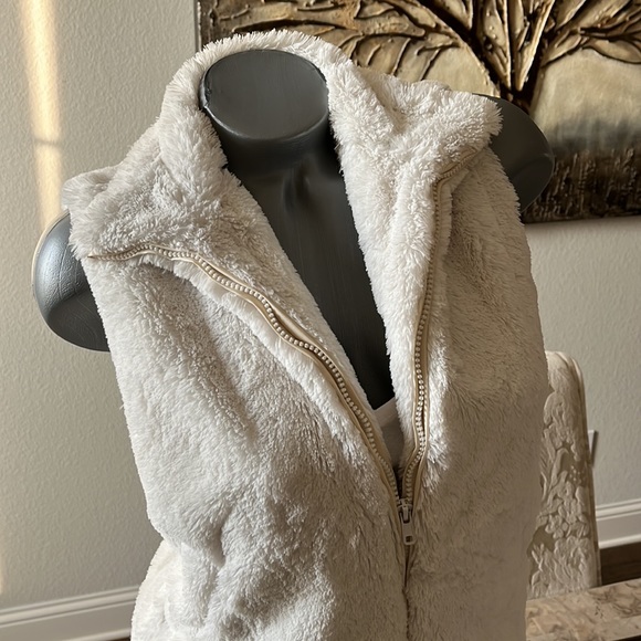 Cejon Faux Fur Plush Vest - Picture 2 of 7